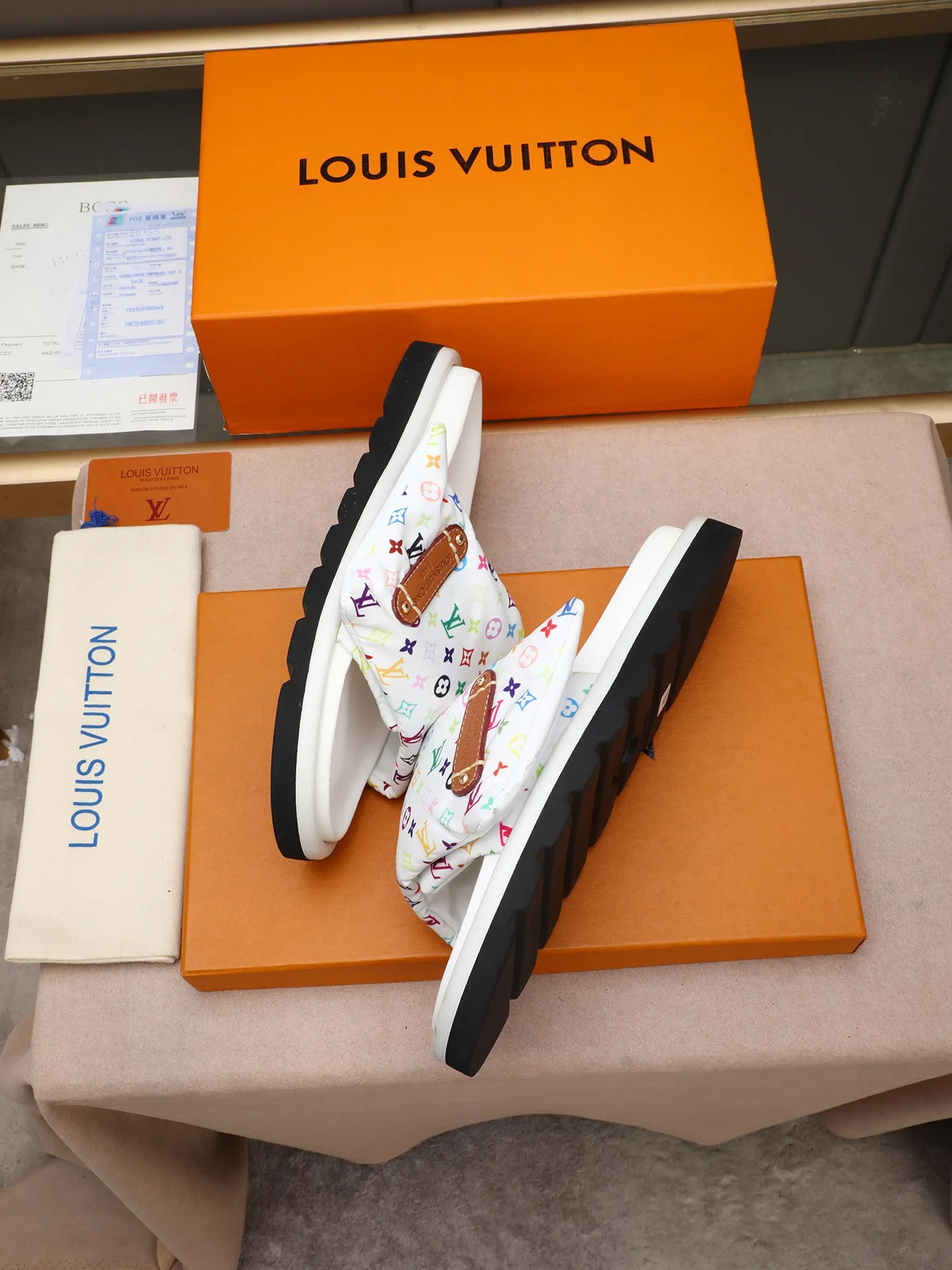 PP360 [LOUIS VUITTON] Louis Vuitton, LV printing, men's and women's slippers are on the market. The drawer box packaging comes with a cloth bag and a card. The upper pattern looks very soft and waxy, and it is a super versatile leg slimming tool. Fabric: imported denim/canvas/old fabric, LV hardware LOGO, official website pattern printing, comfortable to wear, feet: high-elastic PU water table. Sole: foam sole, heel height: about 5cm. Code number: 35-46, 35, 45, 46 are custom-made and non-returnable. Color: multiple colors and styles available.